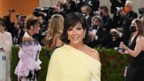Kris Jenner na Met Gala posnemala ikoničen videz Jackie Kennedy in pokazala novo, mladostno pričesko za ženske nad 60 let