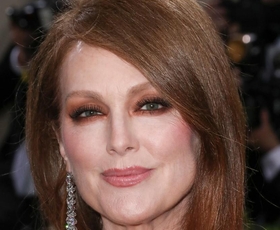 Julianne Moore razkrila popoln trik za poudarjanje oči z ličili, popoln za ženske nad 50 let
