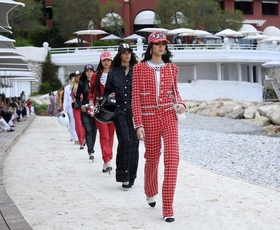 Svetovljansko vzdušje v Monte Carlu: Chanelova kolekcija resort 2023 je navdihnjena z živahnim duhom Monaka in Chanelovo zgodovino ob Azurni obali