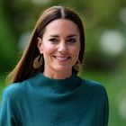 Kate Middleton za podelitev nagrade kraljice Elizabete II. za britansko oblikovanje izbrala elegantno pomladno obleko