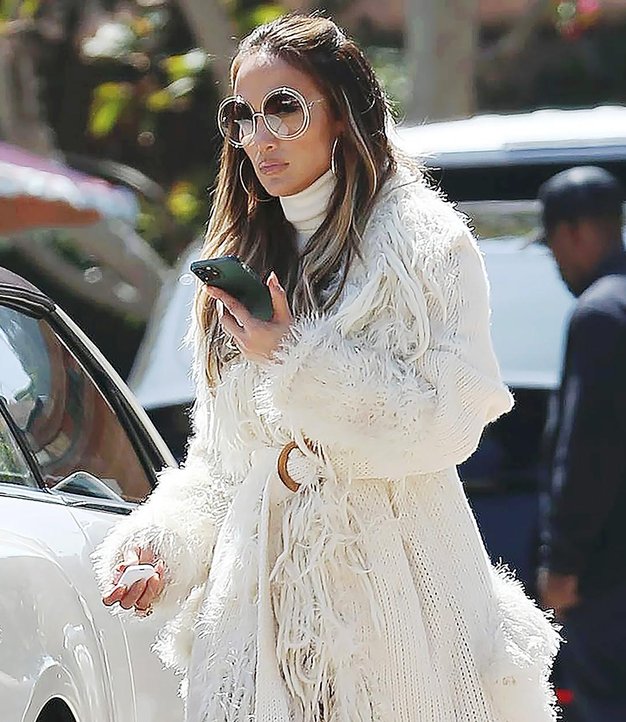 Jennifer Lopez je tokrat v Los Angeles prinesla odmerek glamurja sedemdesetih let in se oblekla v belo dolgo jopo s …