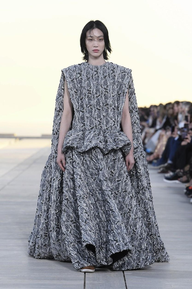 Bojevniško vzdušje modne revije Louis Vuitton Resort 2023: Modni oblikovalec je svoj navdih tokrat črpal iz grške mitologije