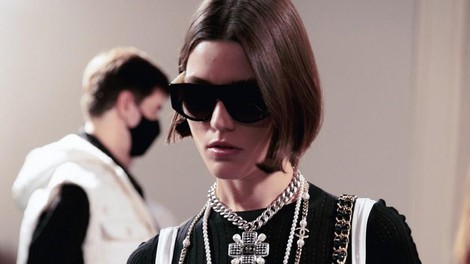 Za letošnje poletje nas navdihuje brezčasni Chanel: Poiskali smo najbolj šik kopalke po vzoru francoske modne hiše