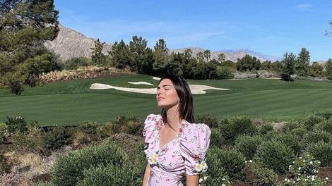 Kendall Jenner nosila kombinacijo s svileno obleko, ki smo jo pred natanko 6 leti nosili ves čas