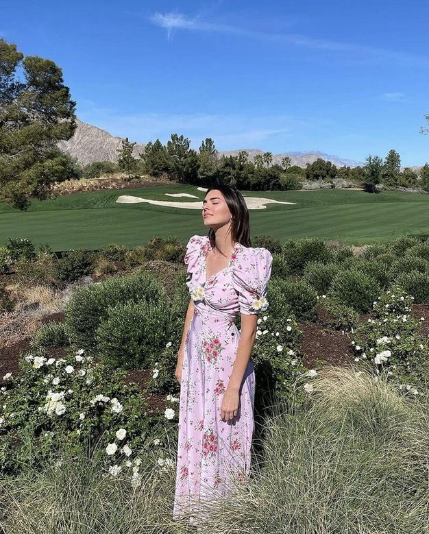 Kendall Jenner se je v Los Angelesu udeležila rojstnodnevne zabave in nosila oprijeto obleko s pisanim potiskom iz kolekcije Heaven …