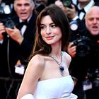 Le najboljši videzi z rdeče preproge filmskega festivala v Cannesu 2022: Tudi vas očara angelski videz igralke Anne Hathaway?