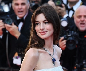 Le najboljši videzi z rdeče preproge filmskega festivala v Cannesu 2022: Tudi vas očara angelski videz igralke Anne Hathaway?