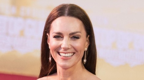 Kate Middleton na sinočnji rdeči preprogi premiere filma Top Gun ob Tomu Cuiseu zasenčila vse zvezdnice