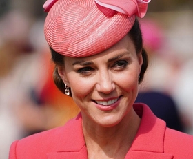 Kate Middleton zasijala v elegantnem koralno rdečem videzu na kraljevi vrtni zabavi