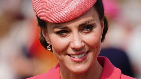 Kate Middleton zasijala v elegantnem koralno rdečem videzu na kraljevi vrtni zabavi