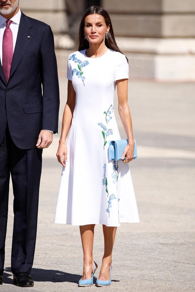 Kraljica Letizia je videz dopolnila z modrimi dodatki, ki se ujemajo z barvo cvetja na obleki. Nosila je torbico Magrit …