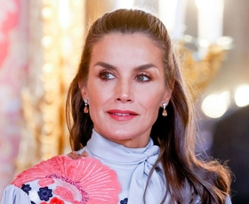 Kraljica Letizia posnemala Melanio Trump in nosila z belo obleko s cvetličnim potiskom Carolina Herrera