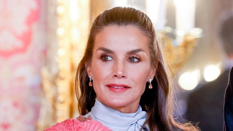 Kraljica Letizia posnemala Melanio Trump in nosila z belo obleko s cvetličnim potiskom Carolina Herrera