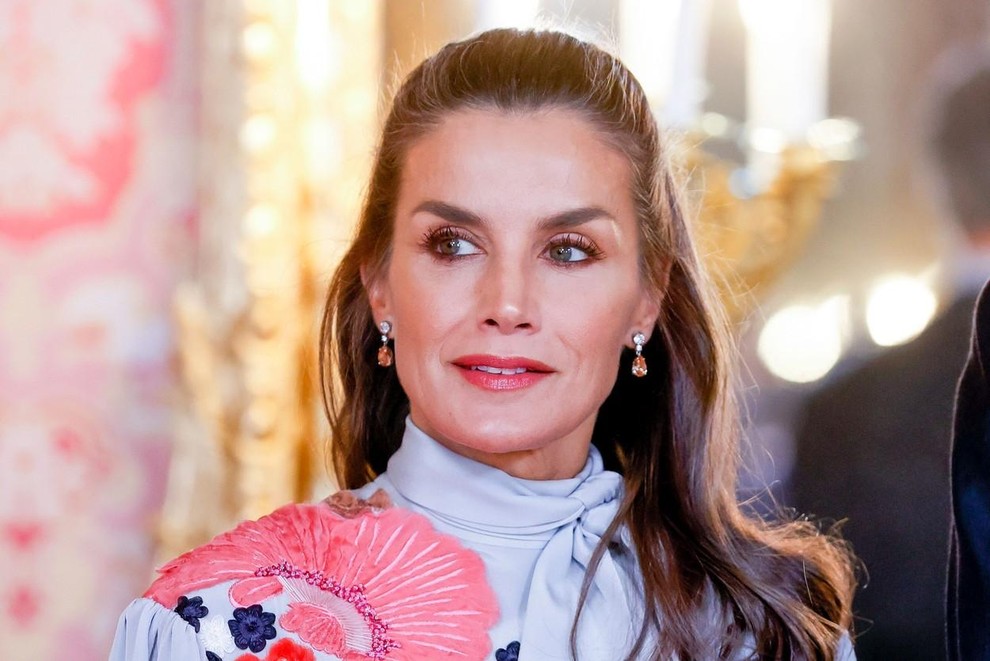 Letizia Ortiz nam je v samo dveh dneh pokazala dva videza, ki sta nas osupnila, od modrega lanenega kostima do …