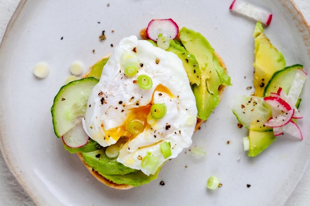 9. Avokado toast s poširanim jajcem Avokado toast s poširanim jajcem je lahko odlična izbira za zdrav in nasiten zajtrk. …