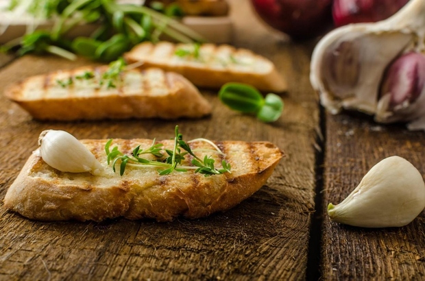 2. Toast z olivnim oljem, česnom in sirom Kot pojasnjujejo strokovnjaki, je med številnimi prednostmi in lastnostmi oljčnega olja tudi …