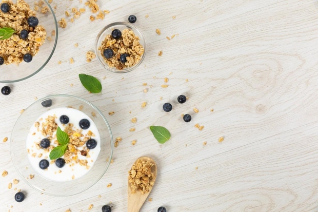 1. Ovseni kosmiči z jogurtom in borovnicami Strokovnjaki menijo, da je ta zajtrk zelo zdrav in popoln, saj vsebuje mlečne …