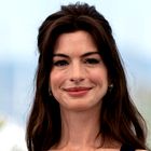 Anne Hathaway nosila osupljivo roza obleko, ki se bo zapisala v zgodovino filmskega festivala v Cannesu