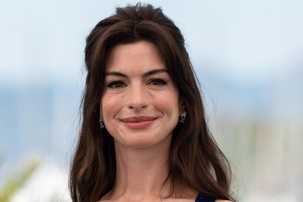 Anne Hathaway nosila osupljivo roza obleko, ki se bo zapisala v zgodovino filmskega festivala v Cannesu