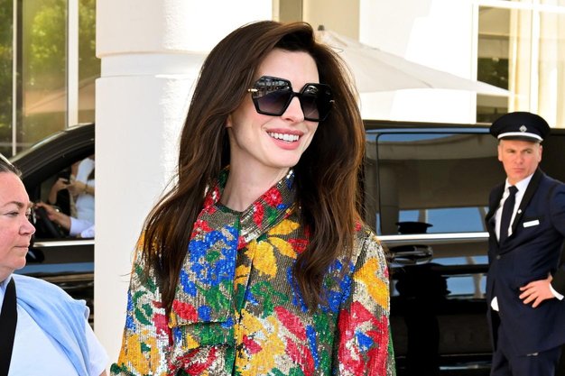 Anne Hathaway je sicer javno podprla trend obalnih babic, vendar je bil njen slog v zadnjih dneh bolj vzvišen in …