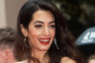 Amal Clooney osupnila v rdeči cvetlični obleki na podelitvi nagrad Prince's Trust 2022