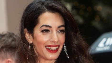 Amal Clooney osupnila v rdeči cvetlični obleki na podelitvi nagrad Prince's Trust 2022