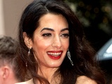 Amal Clooney osupnila v rdeči cvetlični obleki na podelitvi nagrad Prince's Trust 2022
