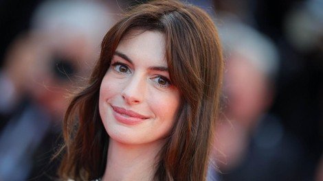 Trend širokih kavbojk se nadaljuje: Poglejte, kako jih nosi Anne Hathaway