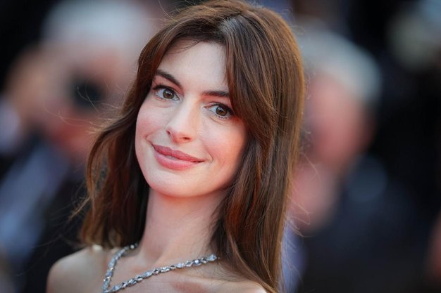 Anne Hathaway se je na letošnjem filmskem festivalu v Cannesu, kjer je promovirala svoj novi film Armageddon Time, pojavila v …