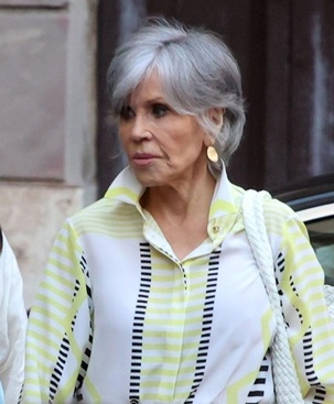 Jane Fonda navdušila v klasičnih bež hlačah, ki jih ženske nad 60 let obožujejo