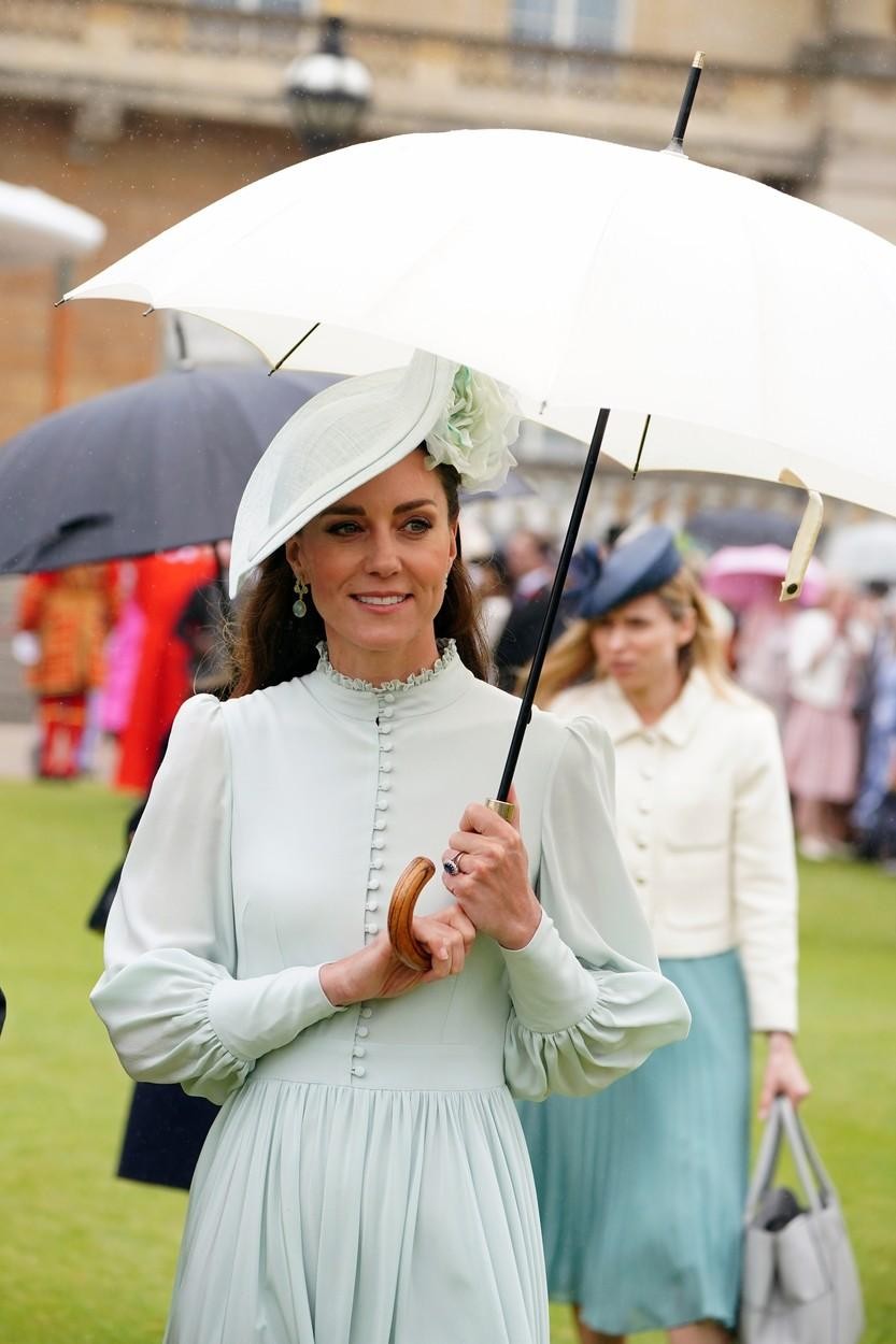 Vojvodinja se za uradne priložnosti običajno odloča za blagovne znamke, kot so Alexander McQueen, Catherine Walker in Emilia Wickstead, za …