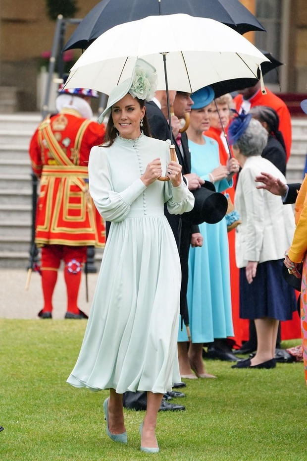 Ta neštetokratni primer kraljevega recikliranja sovpada s fazo, ko se je Kate Middleton resno zavezala, da bo v svojo garderobo …