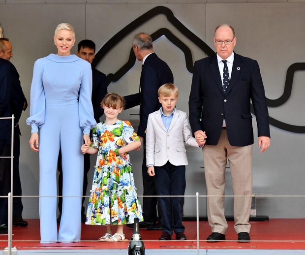 Eleganten pajac monaške princese Charlene ukradel vso pozornost na dogodku, ki se ga je udeležila z družino