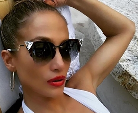 J.Lo se enostavno ne stara: tik pred poletjem osupnila z novimi vročimi fotografijami