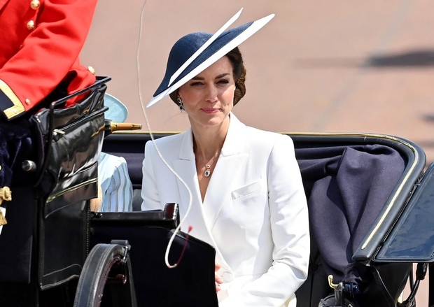 Vojvodinja Kate je na dogodek prišla v elegantni slonokoščeno beli obleki s plaščem modne hiše Alexander McQueen, ki ga je …