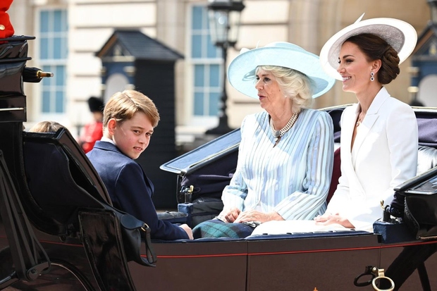 Kate se je v kočiji peljala skupaj s svojimi tremi otroki, princem Georgeem, princeso Charlotte in princem Louisom, ter Camillo, …