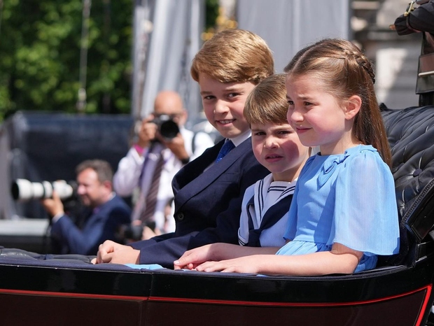 Vsi njuni otroci, princ George, princesa Charlotte in princ Louis so bili barvo usklajeni v kraljevsko modri barvi in s …