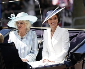 Kate Middleton na paradi Trooping the Colour izžareva svojo ženstveno eleganco v obleki slonokoščene barve