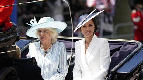 Kate Middleton na paradi Trooping the Colour izžareva svojo ženstveno eleganco v obleki slonokoščene barve