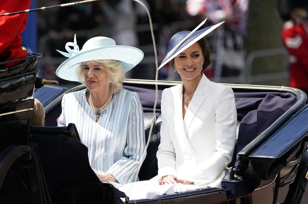 Za obeležitev štiridnevnega praznovanja platinastega jubileja kraljice Elizabete se je v Buckinghamsko palačo končno vrnila parada Trooping the Colour 2022. …