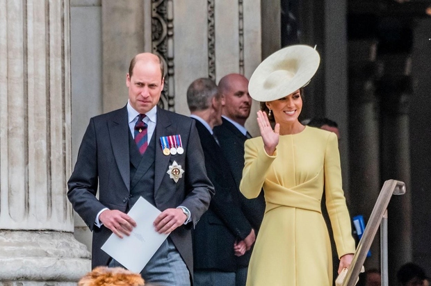 Glamurozna Kate Middleton je za tokratno slavje izbrala rumeno obleko Emilia Wickstead, ujemajoči se klobuk in semiš čevlje. Pridružil se …