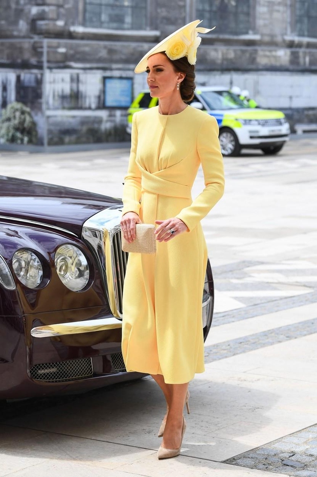 Čudovito rumeno obleko je Kate kombinirala s klobukom Philipa Treacyja - priljubljenega mlinarja kraljeve družine - in rjavimi čevlji Gianvito …