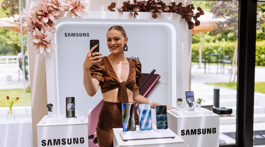 Na srečanju Janje Videc in Nine Kolar s sledilci predstavili Samsung S22 serijo (foto: promocijska fotografija)