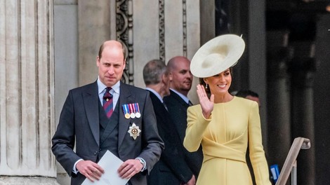 Kate Middleton in princ William ter Meghan Markle in princ Harry so se včeraj na jubilejni maši drug drugemu izogibali