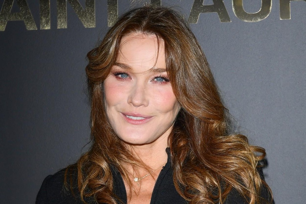Carla Bruni očarala v čudoviti poletni obleki v barvi poletja 2022 (foto: Profimedia)