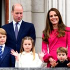 Kraljici "ni prav", da družina Cambridge uporablja kraljeve helikopterje, in to jim je dala jasno vedeti