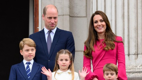 Kate in William s svojimi tremi otroki delita prvo božično voščilnico kot princ in princesa Walesa