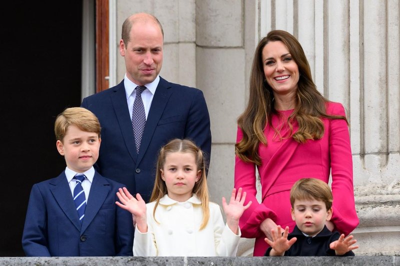 Kate in William s svojimi tremi otroki delita prvo božično voščilnico kot princ in princesa Walesa (foto: Profimedia)