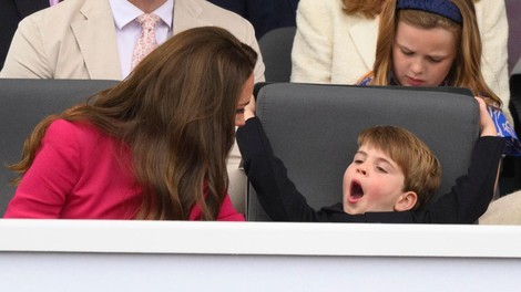VIDEO: Tega ne smete zamuditi! Poglejte, kako je Kate Middleton njen najmlajši sin Louis spravljal v zadrego
