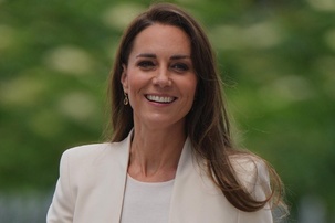 Kate Middleton se je v čast oboroženih sil opremila v popoln kamuflažni videz